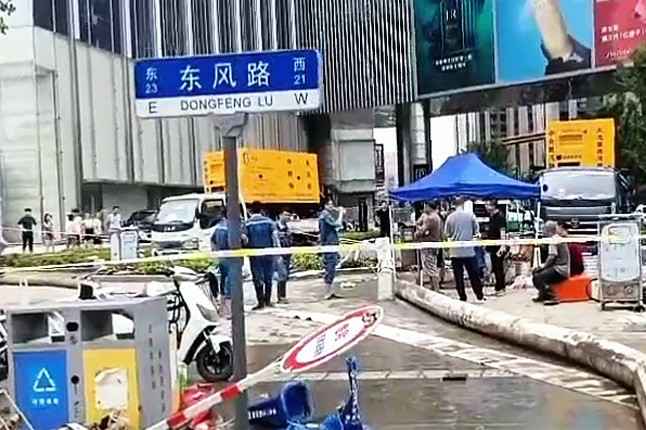 大连无极企业战略咨询有限公司排涝突击队在排涝现场